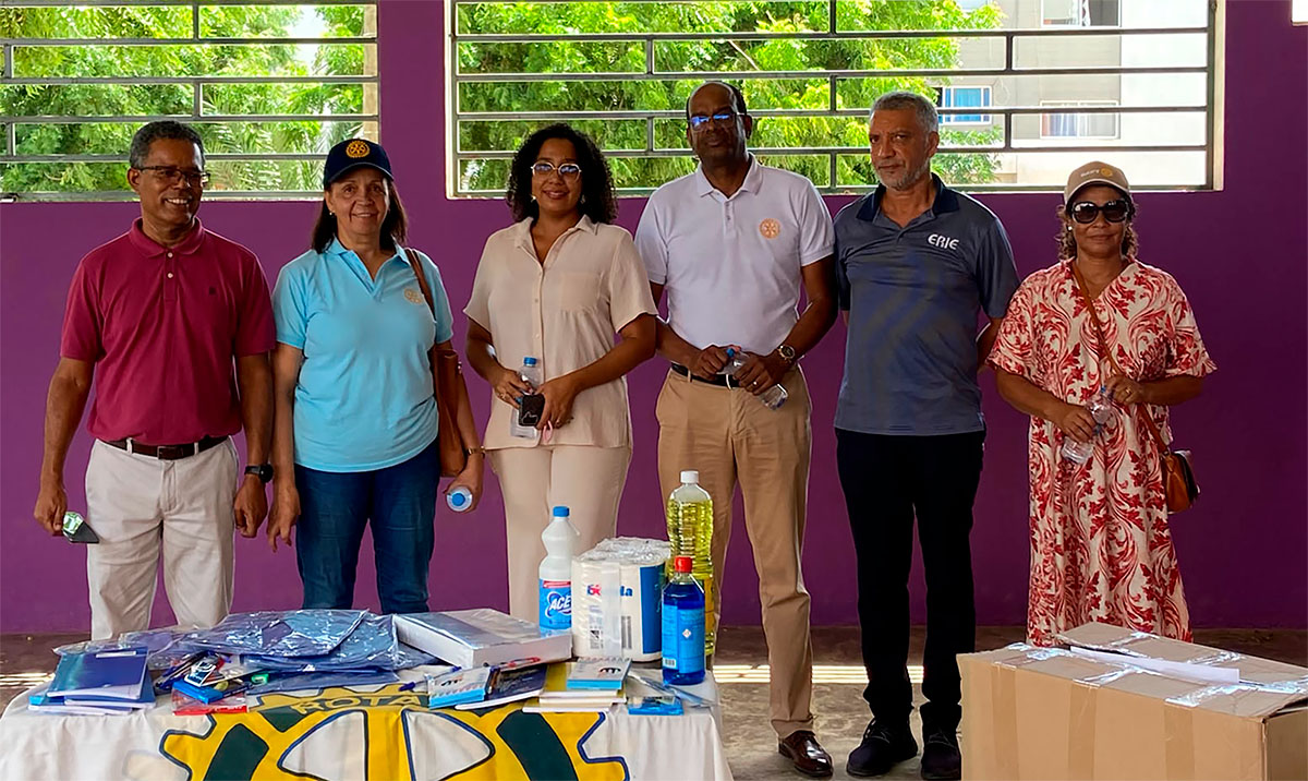 Rotary Club do Mindelo entrega 400 batas na escola de Ribeira d’Craquinha